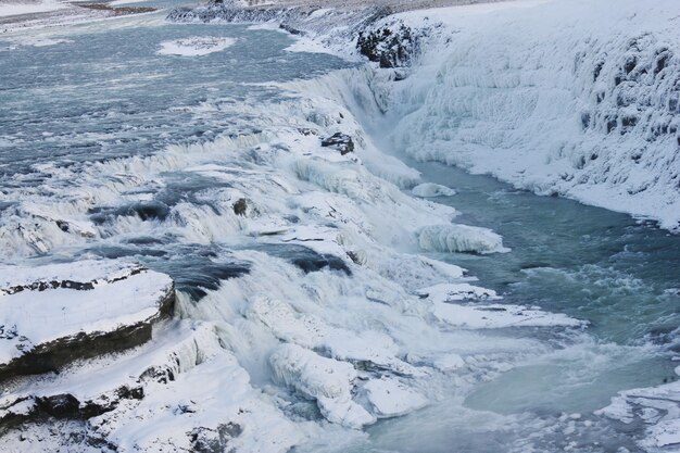Cachoeira de Gullfoss na Islândia, Europa cercada por gelo e neve