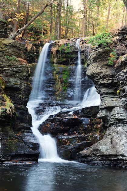 Cachoeira de outono na montanha