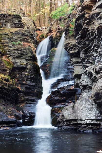 Cachoeira de outono na montanha