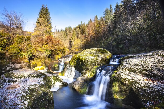 Cachoeira de uma pequena montanha sobre rochas em Ain, França