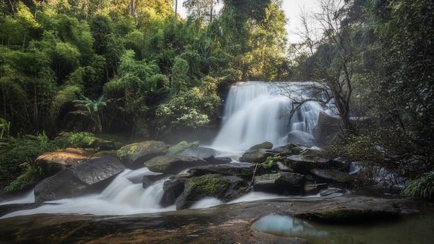 Cachoeira do penhasco de rocha natural exótica