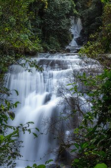 Cachoeira do penhasco de rocha natural exótica