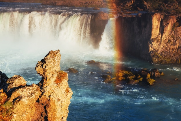 Cachoeira Godafoss ao pôr do sol. Arco-íris fantástico. Islândia, Europa