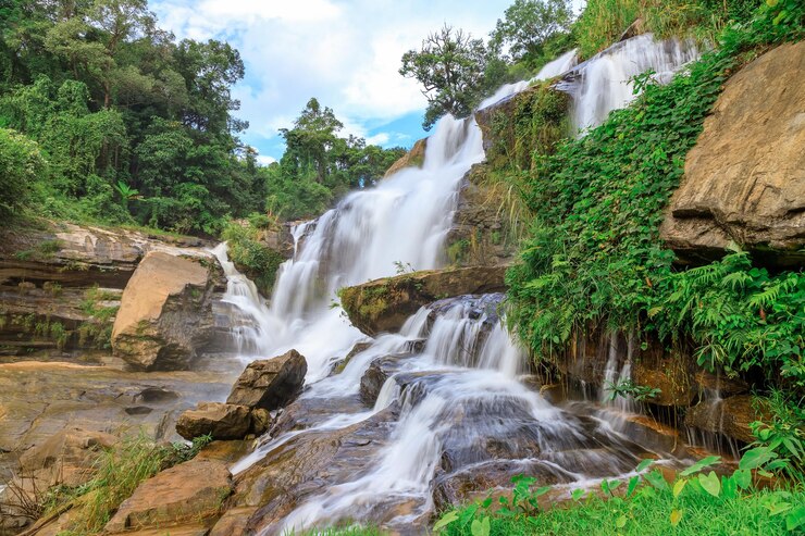 Foto grátis cachoeira mae klang parque nacional doi inthanon chiang mai tailândia