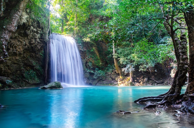 Cachoeira na floresta profunda, tailândia