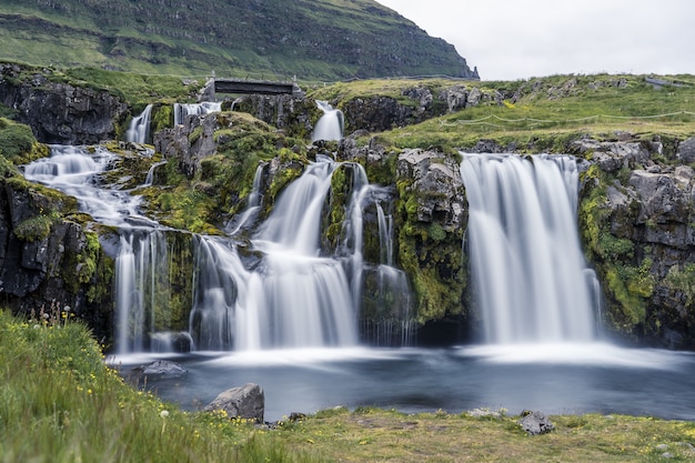 Cachoeira na montanha Kirkjufell durante o dia na Islândia