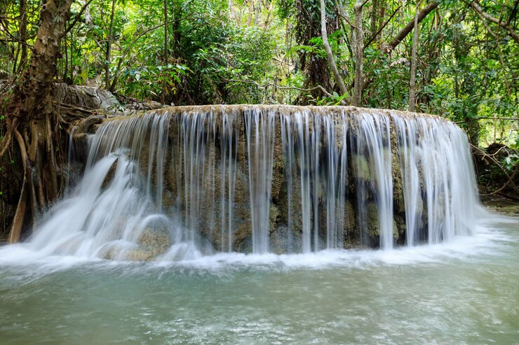Foto grátis cachoeira no parque nacional de erawan nível 5 kanchanaburi