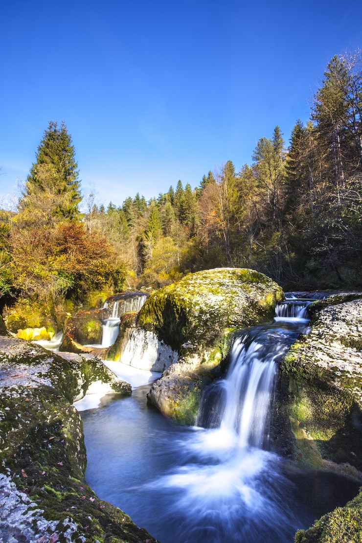 Foto grátis cachoeira pequena na montanha com gelo em ain, frança