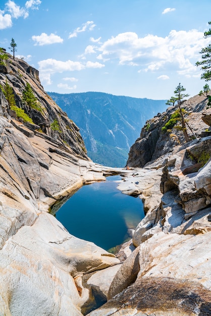 Cachoeira seca de Yosemite e um pequeno lago no pitoresco Parque Nacional de Yosemite