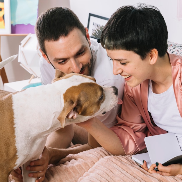 Foto grátis cachorro com donos durante a manhã