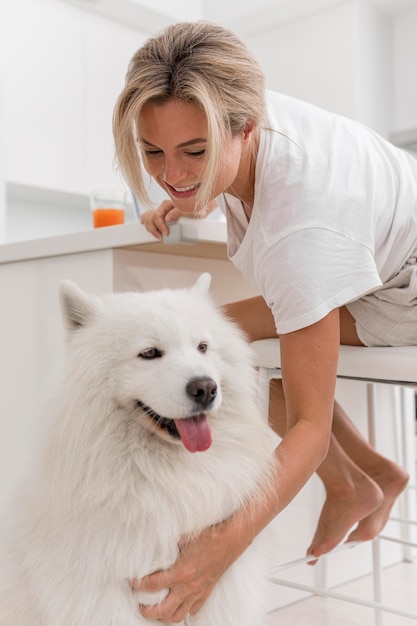 Cachorro e mulher lindos e amáveis