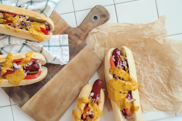 Foto grátis cachorro-quente com molho na superfície branca