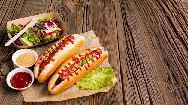 Foto grátis cachorro-quente e pequenas tigelas com especiarias