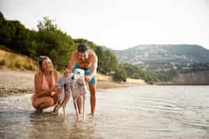 Foto grátis cachorro se divertindo na praia