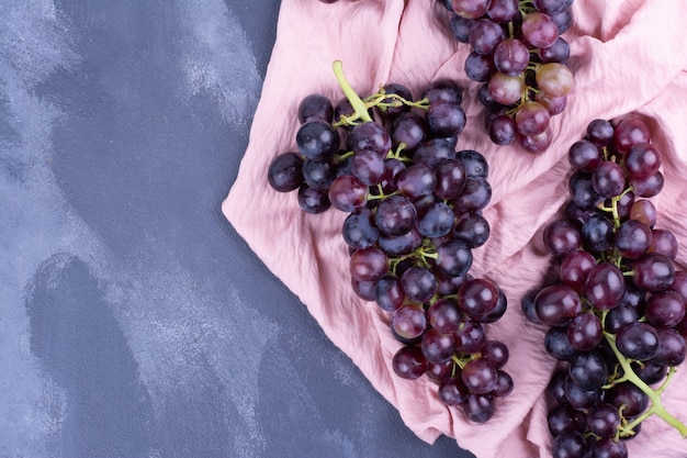 Foto grátis cachos de uva em um pano de prato