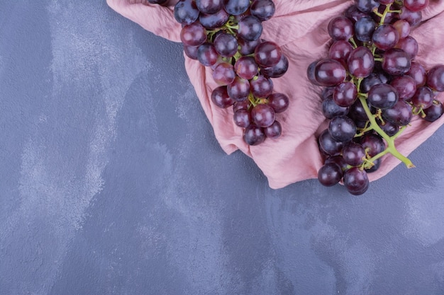 Foto grátis cachos de uva em um pano de prato