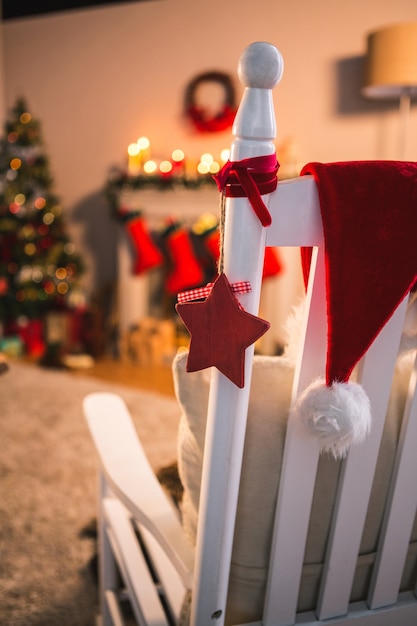 cadeira branca com decoração do Natal