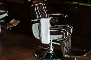 Foto grátis cadeira de couro vintage marrom na barbearia elegante
