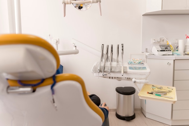 Foto grátis cadeira de dentista pronta para ser usada