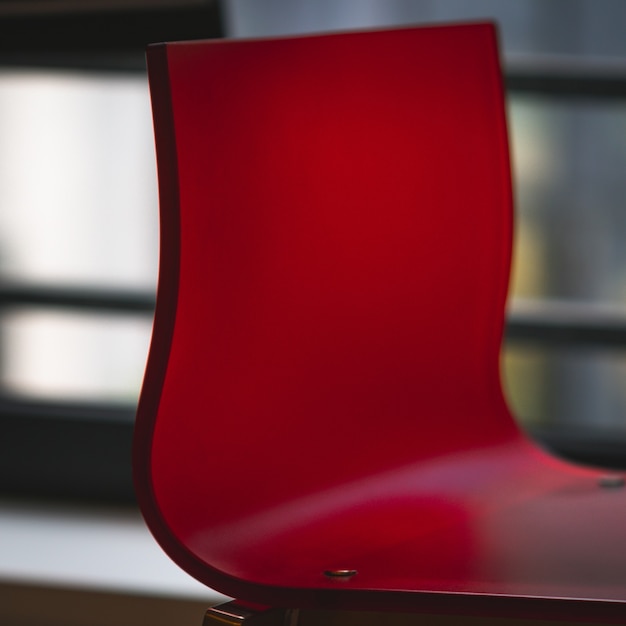 Cadeira de plástico vermelho close up