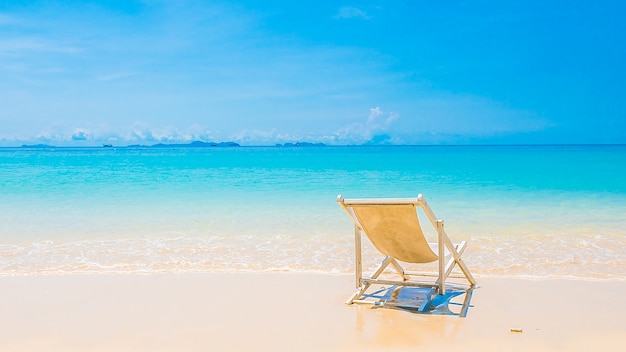 Cadeira de praia confortável ao lado do mar
