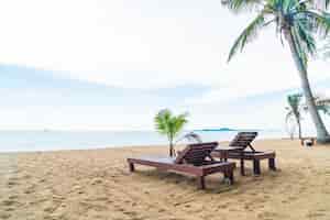 Foto grátis cadeira de praia, palm e praia tropical em pattaya na tailândia
