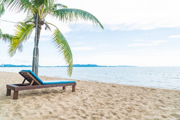 Cadeira de praia, Palm e praia tropical em Pattaya na Tailândia