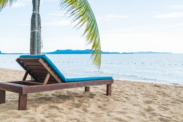 Cadeira de praia, Palm e praia tropical em Pattaya na Tailândia