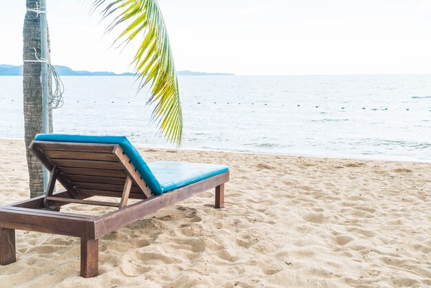 Cadeira de praia, Palm e praia tropical em Pattaya na Tailândia