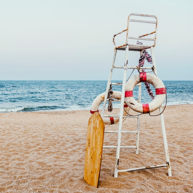 Foto grátis cadeira de proteção salva-vidas boia de flutuação sea shore concept