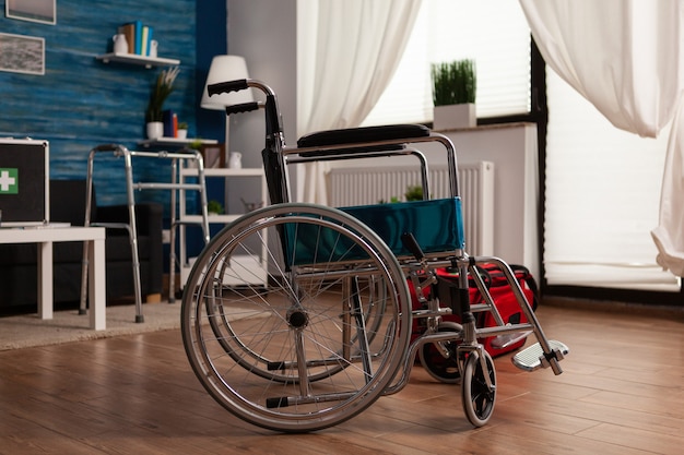 Cadeira de rodas medial do hospital em pé em uma sala vazia sem ninguém dentro