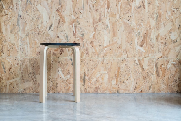 cadeira moderna com fundo de madeira