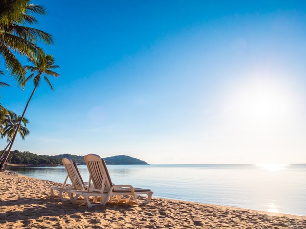 Cadeira vazia na praia tropical mar e oceano