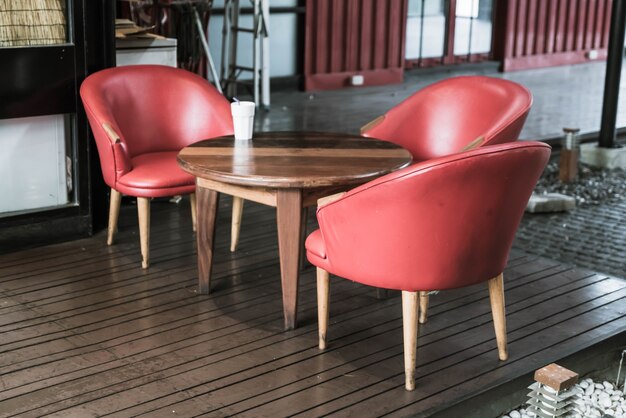 Cadeira vermelha e mesa no café