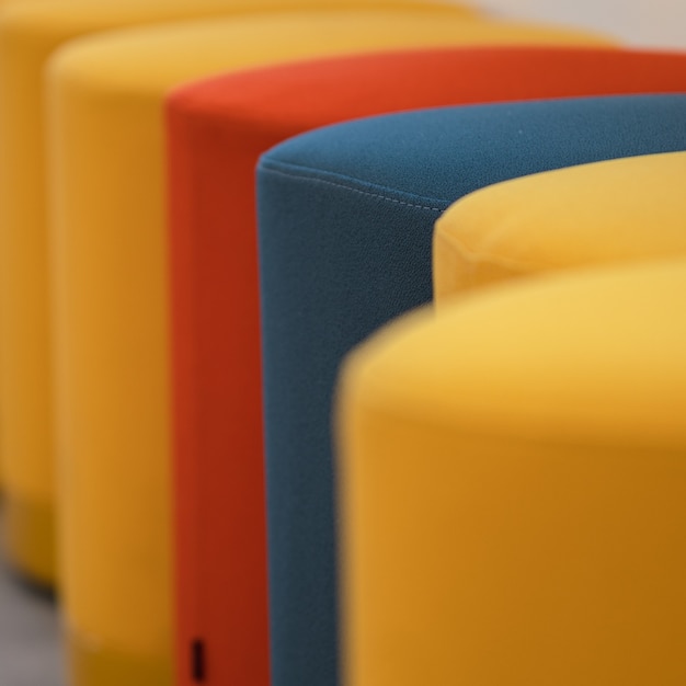 Cadeiras amarelas azuis e vermelhas