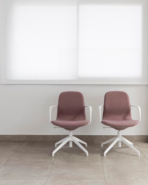 Cadeiras de escritório em um escritório vazio