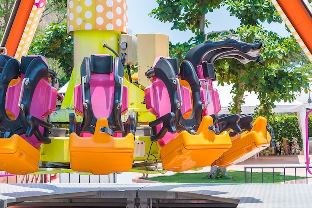 Cadeiras de montanha-russa no parque de diversões