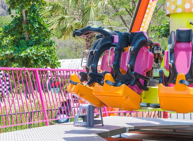 Foto grátis cadeiras de montanha-russa no parque de diversões