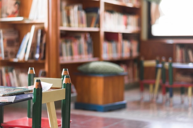 Cadeiras e mesa na biblioteca de crianças