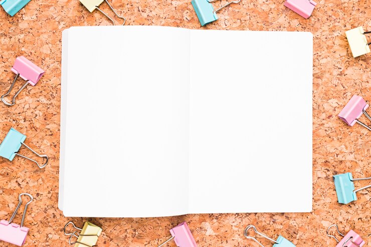 Foto grátis caderno aberto e clipes coloridos da pasta