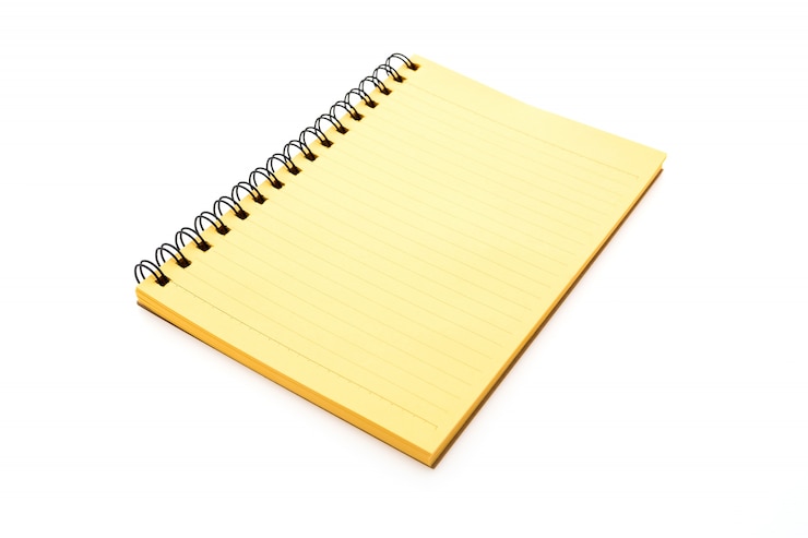 Foto grátis caderno amarelo em um fundo branco
