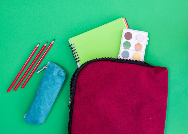 Foto grátis caderno, aquarelas e papelaria em casos