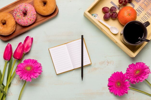 Caderno com arranjo de café da manhã doce