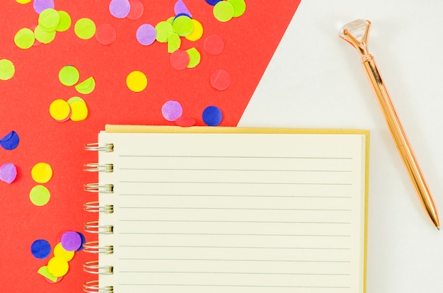Caderno com confete colorido