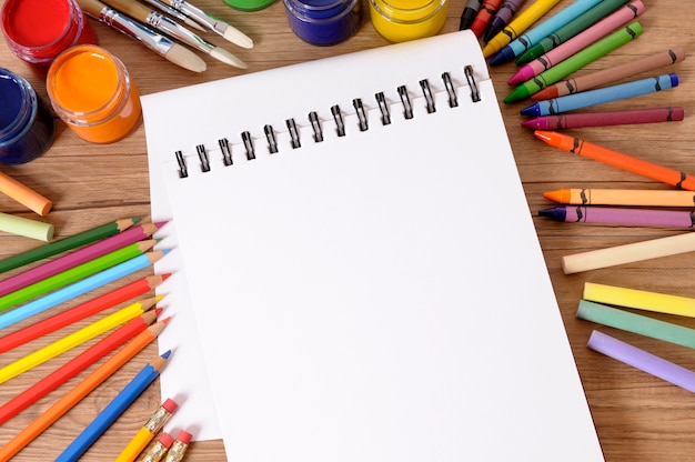 Foto grátis caderno com lápis coloridos