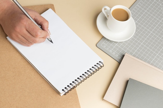 Caderno com lista de tarefas na mesa