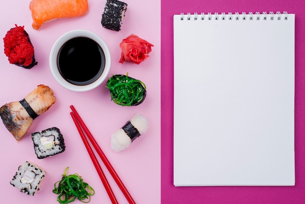 Foto grátis caderno com sushi rola na mesa