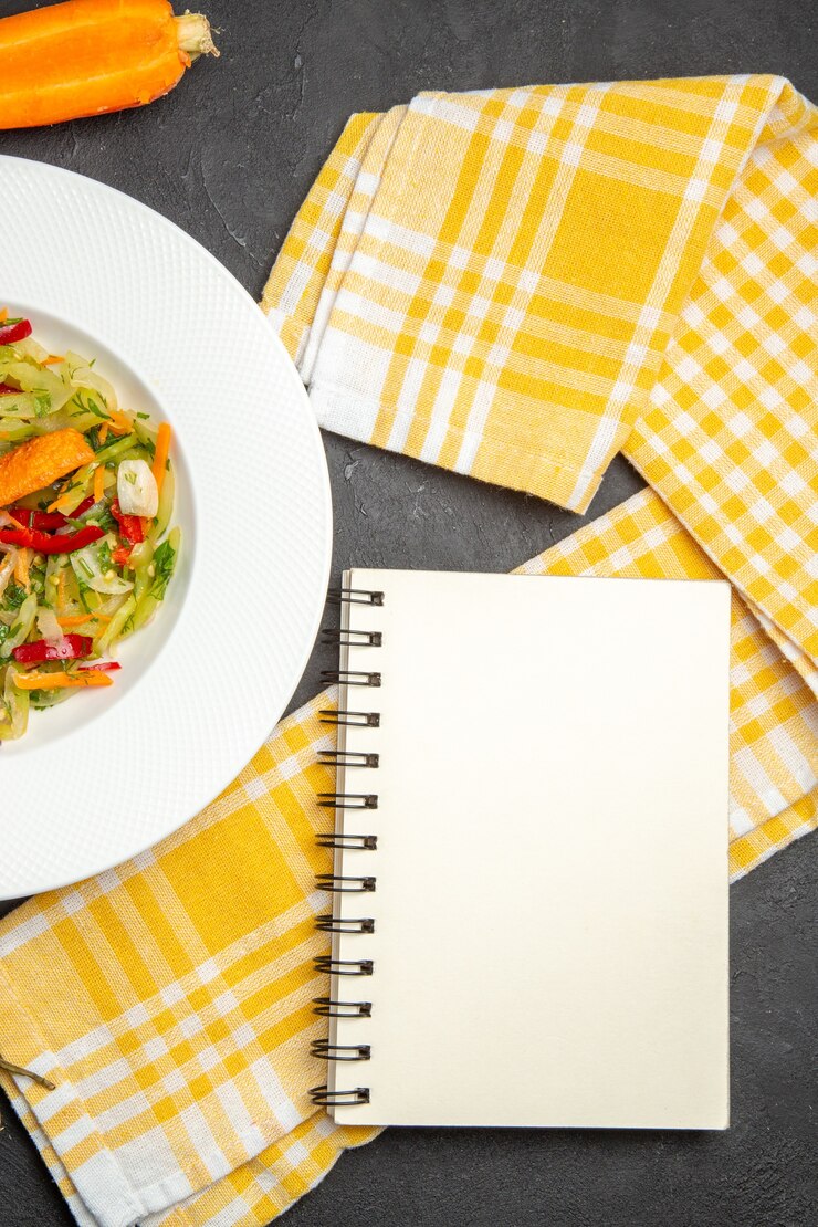 Foto grátis caderno com toalha de mesa quadriculada de vegetais com vista de close-up do prato de salada de salada