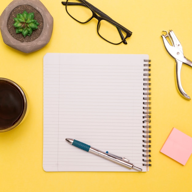 Caderno de configuração plana com caneta no espaço de trabalho criativo