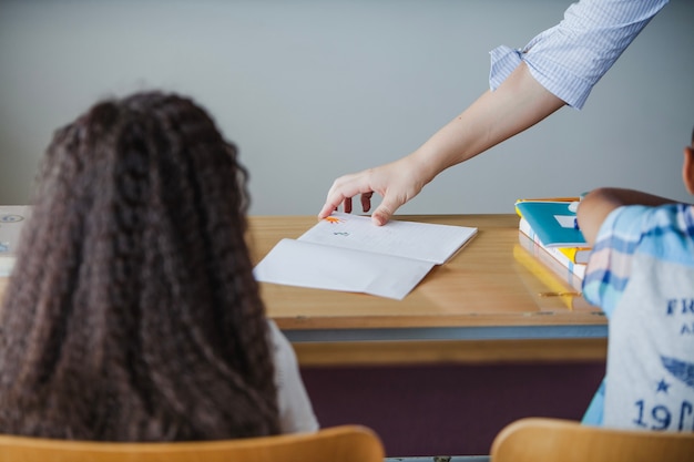 Foto grátis caderno de exame de professor examinando